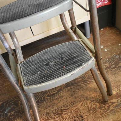 Lot G-62: Vintage Metal Step Stool