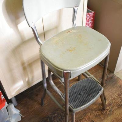 Lot G-62: Vintage Metal Step Stool