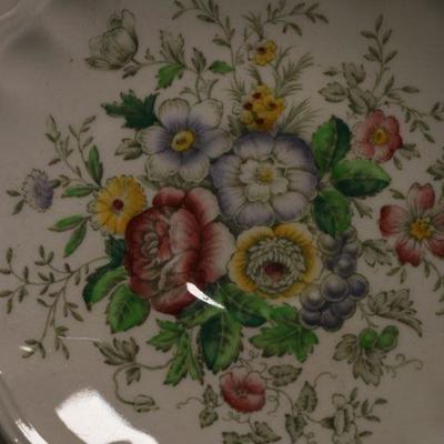 Lot G-82: Royal Doulton Tea Cups and Saucers