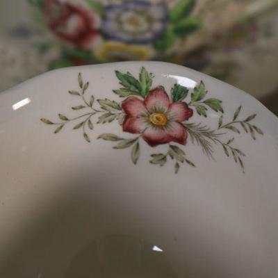 Lot G-82: Royal Doulton Tea Cups and Saucers