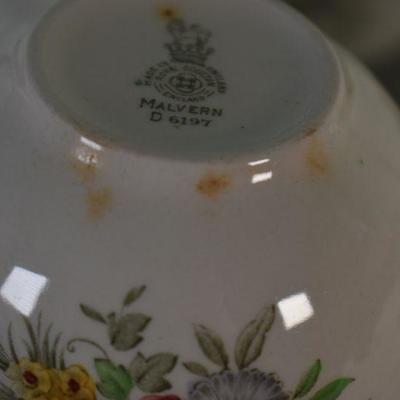 Lot G-82: Royal Doulton Tea Cups and Saucers