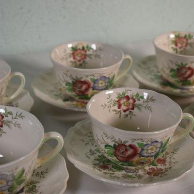 Lot G-82: Royal Doulton Tea Cups and Saucers