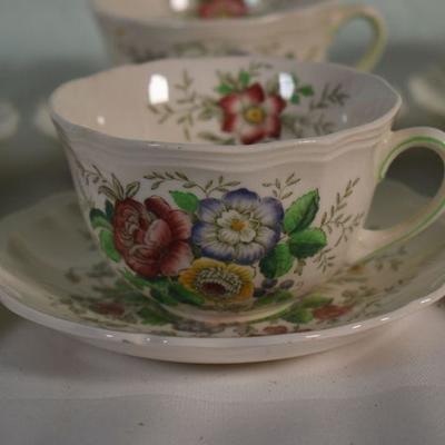 Lot G-82: Royal Doulton Tea Cups and Saucers