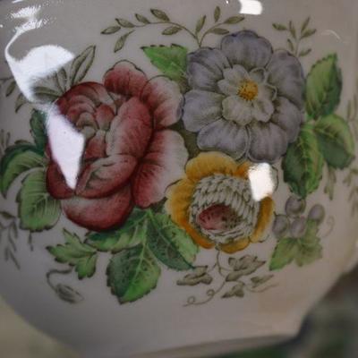 Lot G-82: Royal Doulton Tea Cups and Saucers