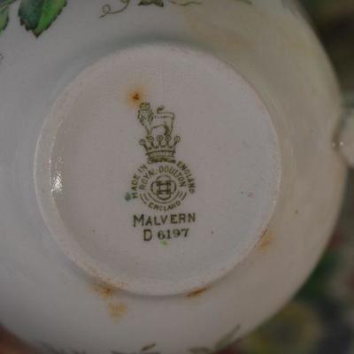 Lot G-82: Royal Doulton Tea Cups and Saucers