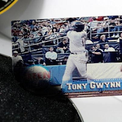 1997 TOPPS Screen Plays TONY GWYNN Moving Action Motion Baseball Card w/ Collectible TIN