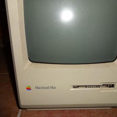 Lot 5. Macintosh computer