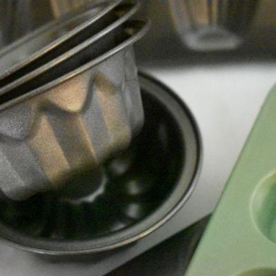 Lot G-138:  Baking Tins