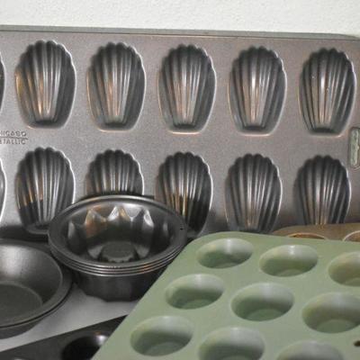 Lot G-138:  Baking Tins