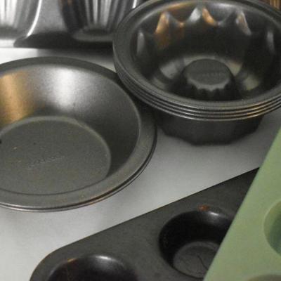 Lot G-138:  Baking Tins