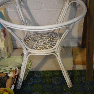 Lot B-100: White Wicker Table Base