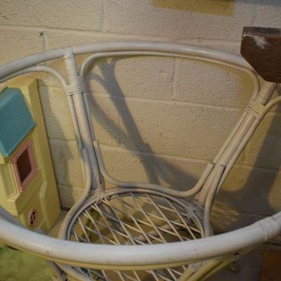 Lot B-100: White Wicker Table Base
