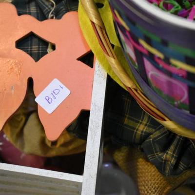 Lot B-101: Easter DÃ©cor