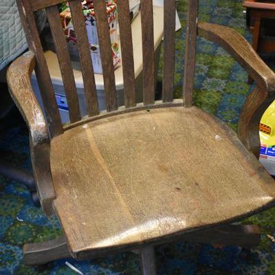 Lot B-80: Vintage Oak Swivel Office Chair