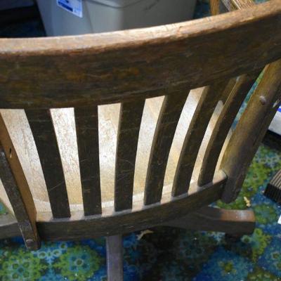 Lot B-80: Vintage Oak Swivel Office Chair