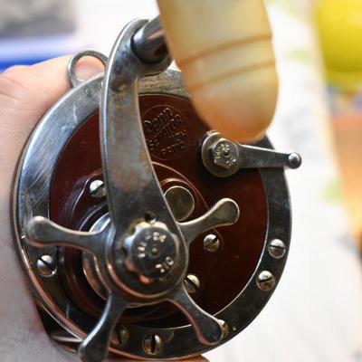 Lot B-112: Vintage Penn Senator 4/0 Special Reel