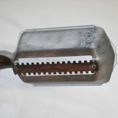 Lot B-119: Collection of New and Vintage Fishing