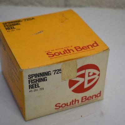 Lot B-136: Vintage South Bend Spinning/725 Fishing Reel