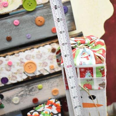 Lot B-147:  Christmas Decor