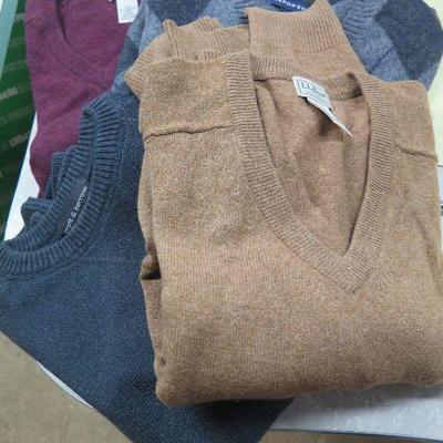 Lot B203:   Men's Sweaters