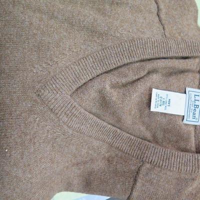 Lot B203:   Men's Sweaters