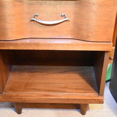 Lot H-8: Mid Century Side Table