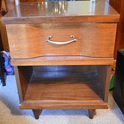 Lot H-8: Mid Century Side Table