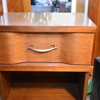 Lot H-8: Mid Century Side Table