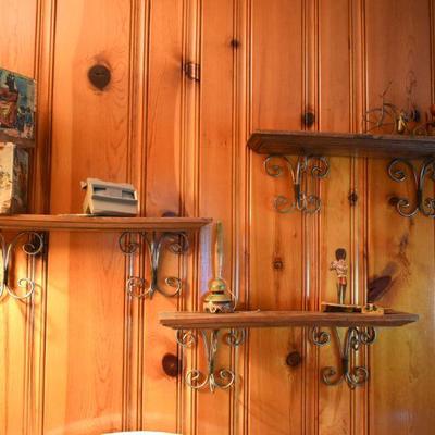 Lot H-17: Set of 3 Accent Shelves