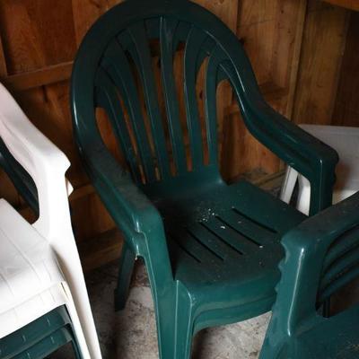 Lot O-1: 2 Green High-back Outdoor Chairs