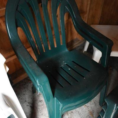 Lot O-1: 2 Green High-back Outdoor Chairs