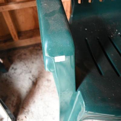 Lot O-1: 2 Green High-back Outdoor Chairs