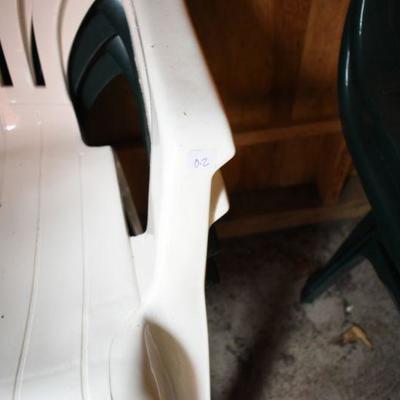 Lot O-2: 2 Green & 2 White Low-back Outdoor Chairs