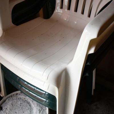 Lot O-2: 2 Green & 2 White Low-back Outdoor Chairs
