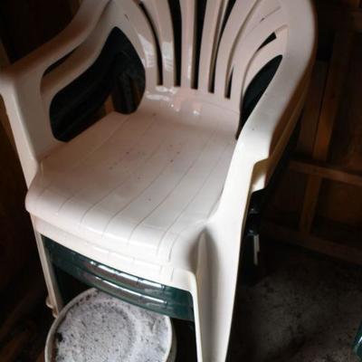 Lot O-2: 2 Green & 2 White Low-back Outdoor Chairs