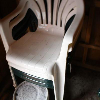 Lot O-2: 2 Green & 2 White Low-back Outdoor Chairs