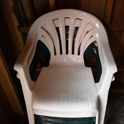 Lot O-2: 2 Green & 2 White Low-back Outdoor Chairs