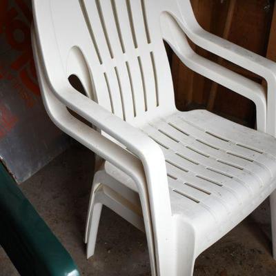 Lot O-4: 2 High High-back Outdoor Chairs