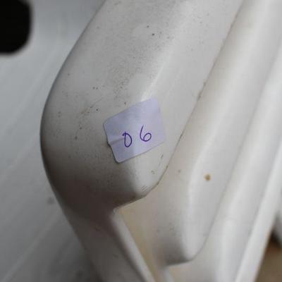 Lot O-6: 4 White Low-back Outdoor Chairs