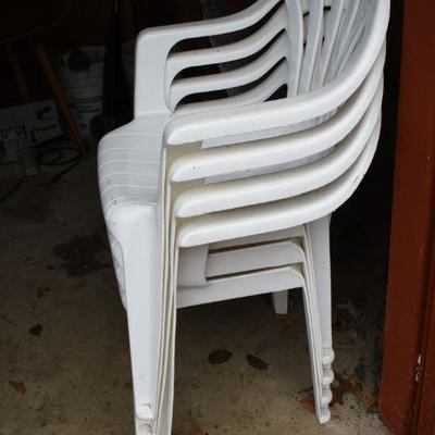 Lot O-6: 4 White Low-back Outdoor Chairs