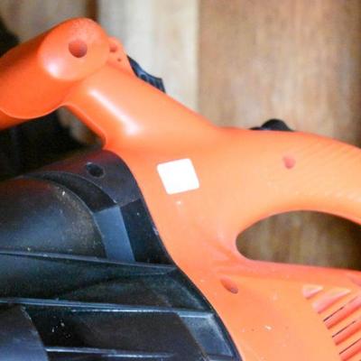 Lot O-9: Electric Black & Decker Blower