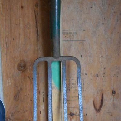 Lot O-12: Collection of Yard Tools