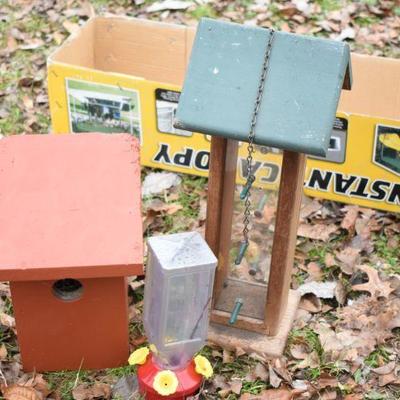 Lot O-23: Birdfeeder, Hummingbird feeder, and Bird House