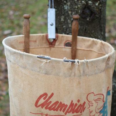 Lot O-39: Champion Vintage Clothes Pin Bag
