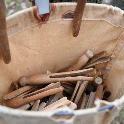 Lot O-39: Champion Vintage Clothes Pin Bag