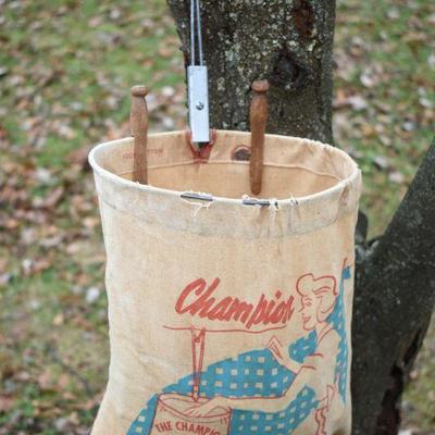Lot O-39: Champion Vintage Clothes Pin Bag