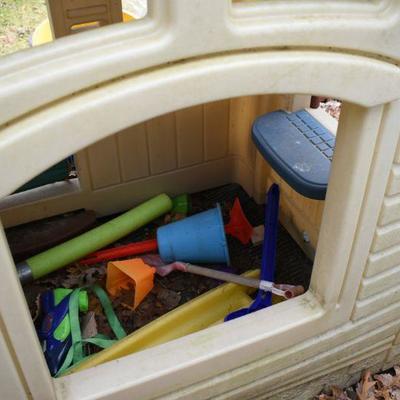 Lot O-45: Fisher Price Play House