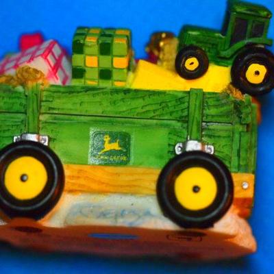John Deer Tractor Tin with Tractor     Y84