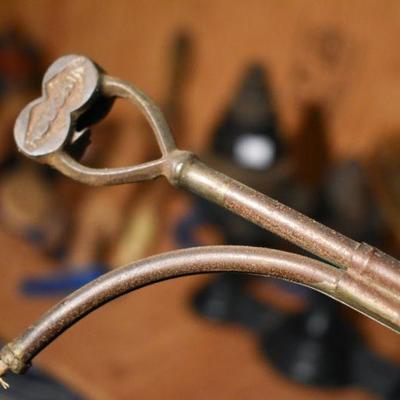 Lot B-286: Houchin Gas Lamp Lighter
