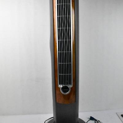 Lasko Oscillating Fan w/ Remote. Cosmetic Damage. Works
